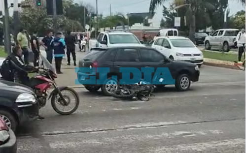 Triple choque en La Plata: un motociclista terminó con fractura expuesta